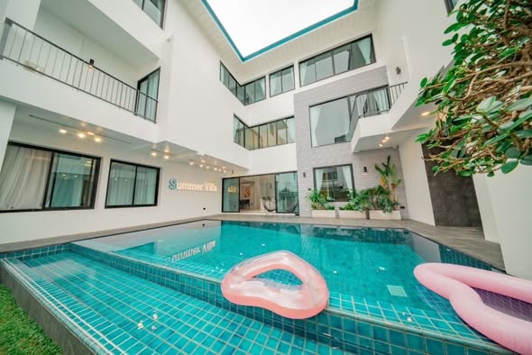 pool of Soi Sukhumvit 39