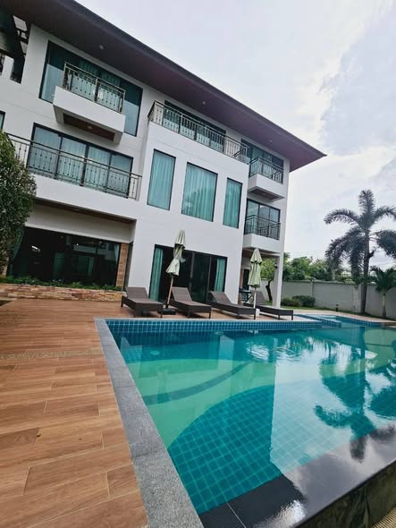 pool of Soi17/2 Perfect Master Piece Rama9