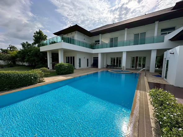 pool of Summit Windmill Golf Club