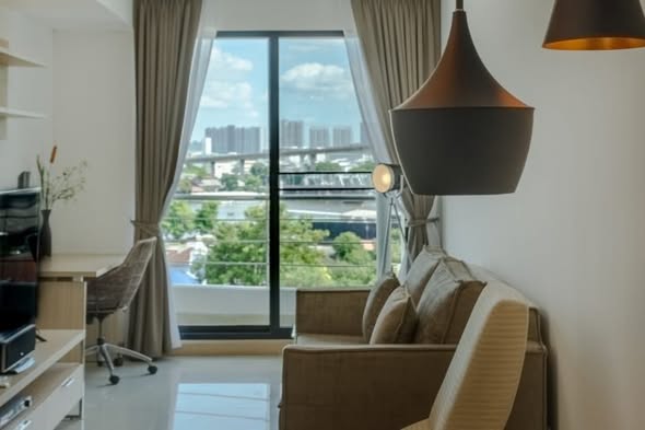bedroom and living room of Supalai Casa Riva condo