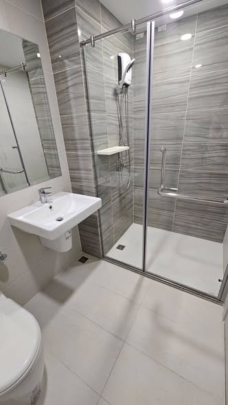 room interior and bathroom of Supalai City Resort Sukhumvit 107