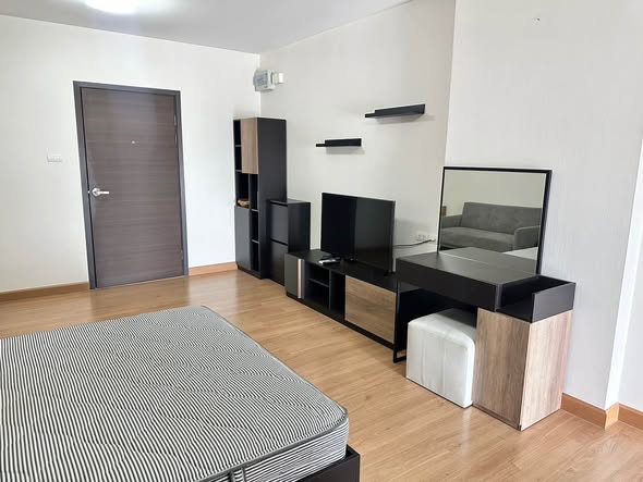 bedroom and room interior of Supalai Loft Chaeng Watthana