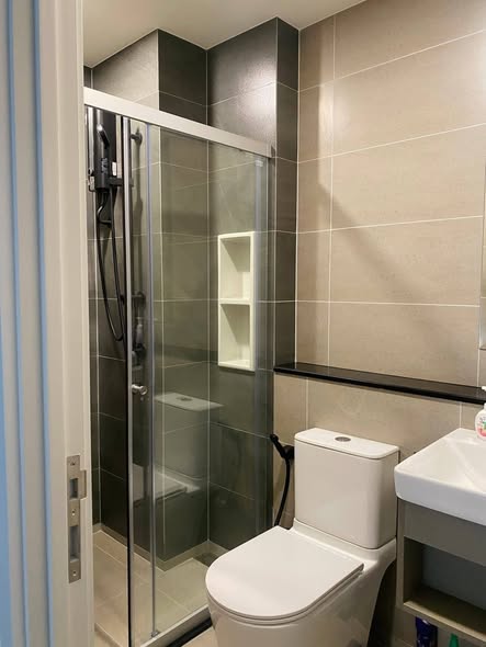room interior and bathroom of Supalai Loft Phasi Charoen Station