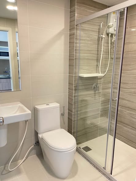 room interior and bathroom of Supalai Loft Prajadhipok-Wongwian Yai