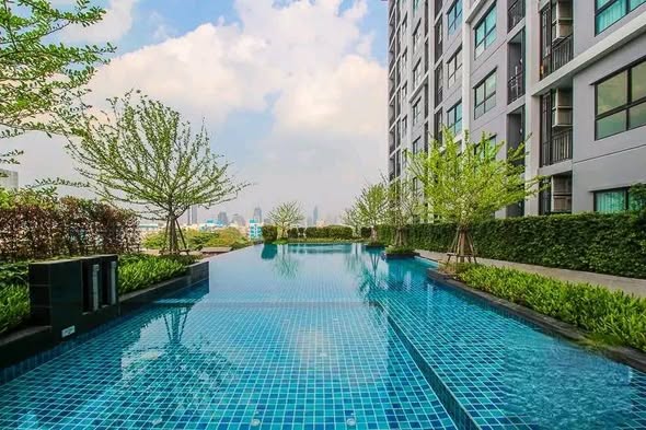pool of Supalai Loft Talat Phlu Station