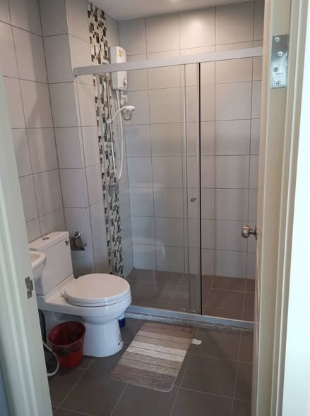 room interior and bathroom of Supalai Loft Talat Phlu Station