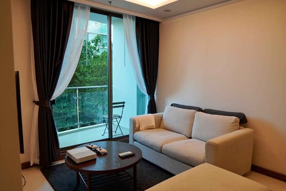 bedroom and living room of Supalai Oriental Sukhumvit 39