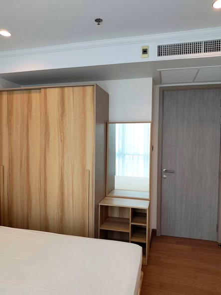 bedroom and room interior of Supalai Oriental Sukhumvit 39