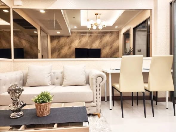 living room and room interior of Supalai Oriental Sukhumvit 39