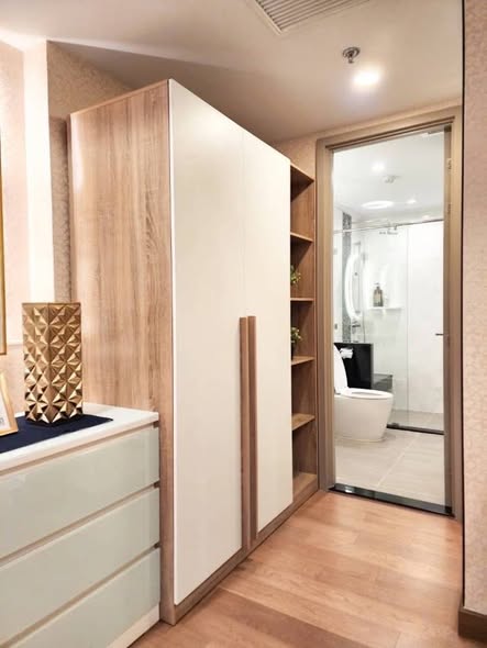 room interior and bathroom of Supalai Oriental Sukhumvit 39