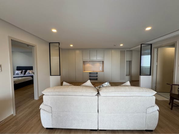 bedroom and living room and room interior of Supalai Place Condominium Sukhumvit 39