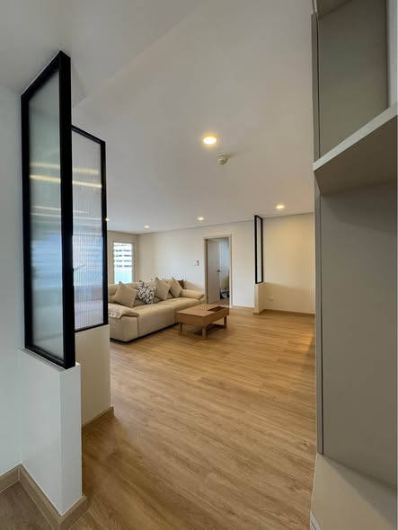 living room and room interior of Supalai Place Condominium Sukhumvit 39