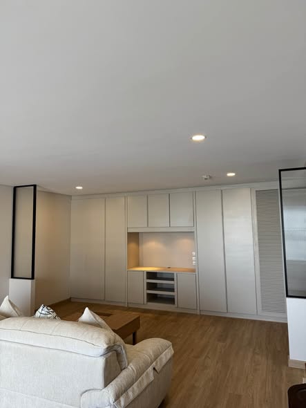 living room and room interior and kitchen of Supalai Place Condominium Sukhumvit 39