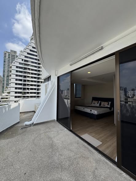 room interior of Supalai Place Condominium Sukhumvit 39