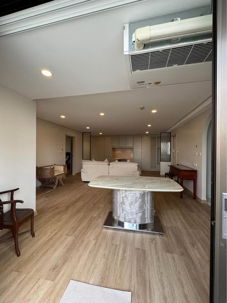 room interior and kitchen of Supalai Place Condominium Sukhumvit 39