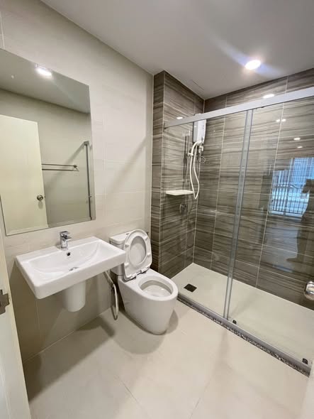 room interior and bathroom of Supalai Veranda Sukhumvit 117