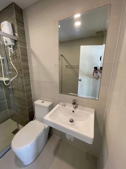 room interior and bathroom of Supalai Veranda Sukhumvit 117