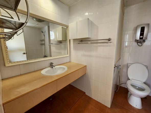 bathroom of Tai Ping Towers