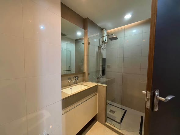 room interior and bathroom of The Address Pathum Wan ดิ แอดเดรส ปทุมวัน