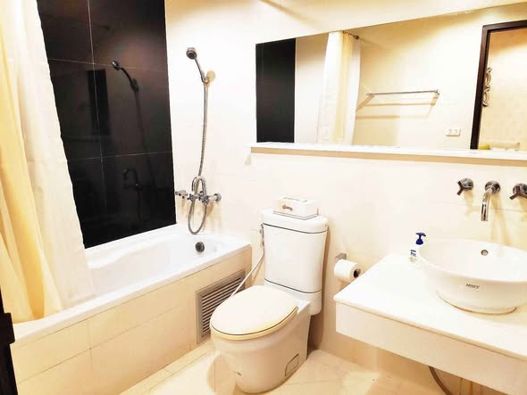 bathroom of The Address Sukhumvit 42
