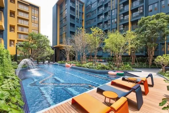 pool of THE BASE Sukhumvit 50