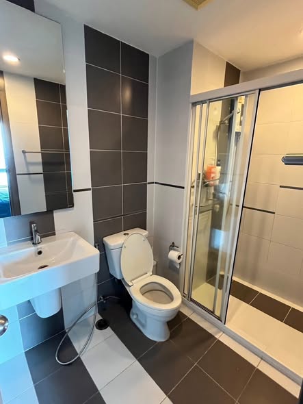 bathroom of THE BASE Sukhumvit 77