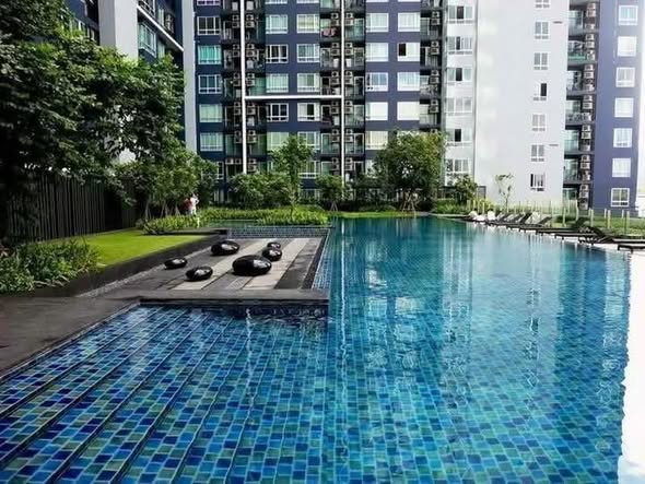 pool of THE BASE Sukhumvit 77