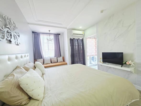 bedroom of THE CANALE condo by mobius