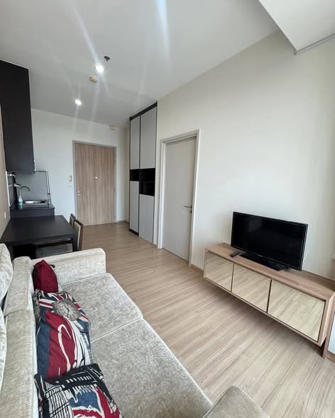 bedroom and room interior of The Capital Condo Ekkamai-Thong Lo