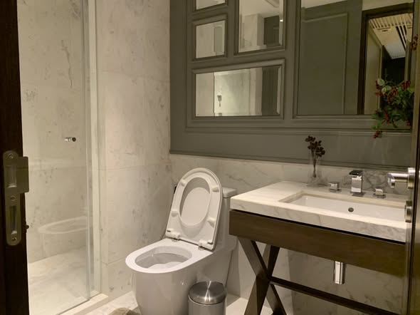 bathroom of The Crest Sukhumvit 24