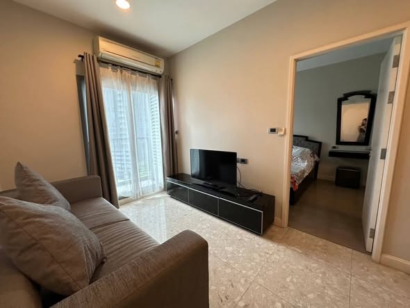 bedroom of The Crest Sukhumvit 34