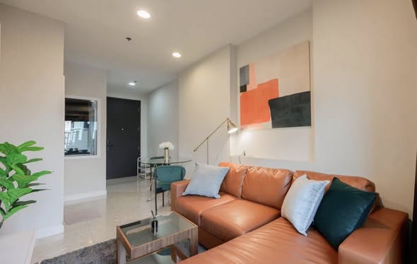 living room of The Crest Sukhumvit 34