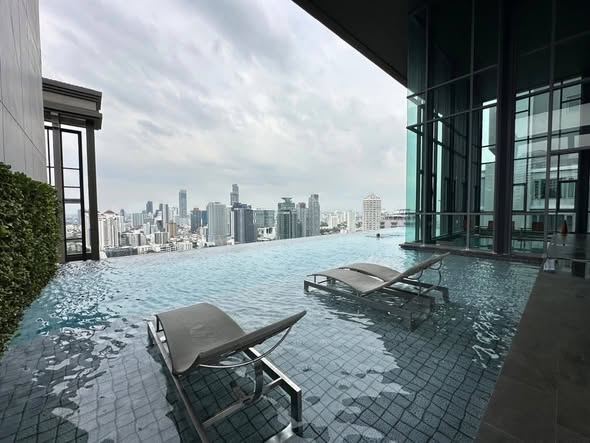 pool of The Crest Sukhumvit 34