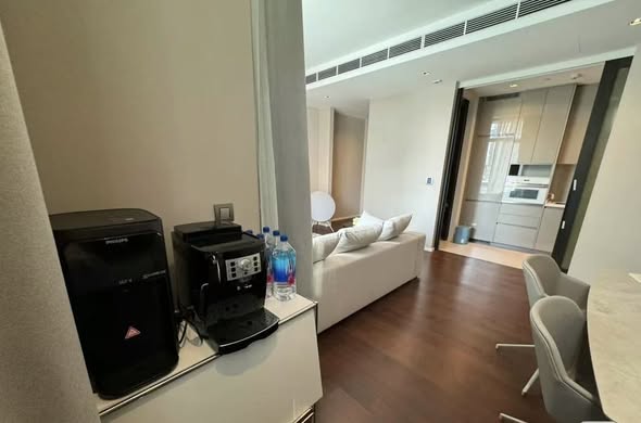 bedroom of The Diplomat 39