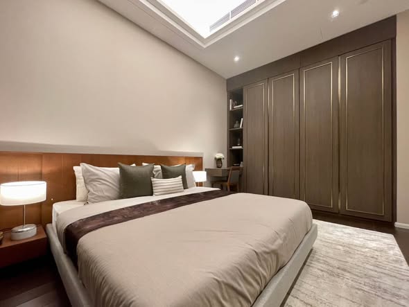 bedroom of The Diplomat 39
