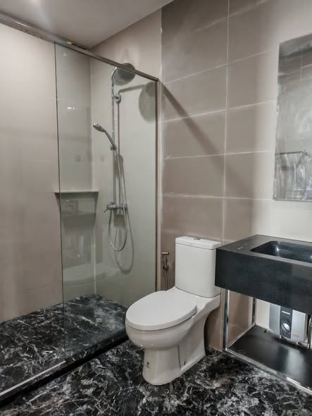 bathroom of The Edge Sukhumvit 23