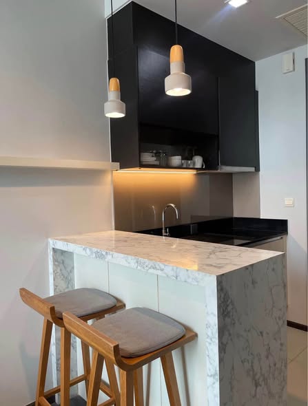 bathroom and kitchen of The Edge Sukhumvit 23