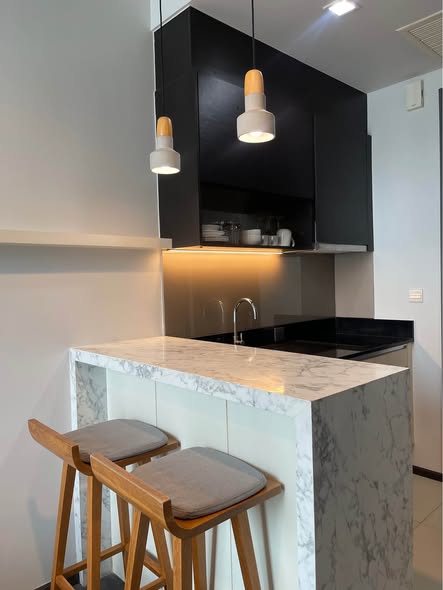 bathroom and kitchen of The Edge Sukhumvit 23