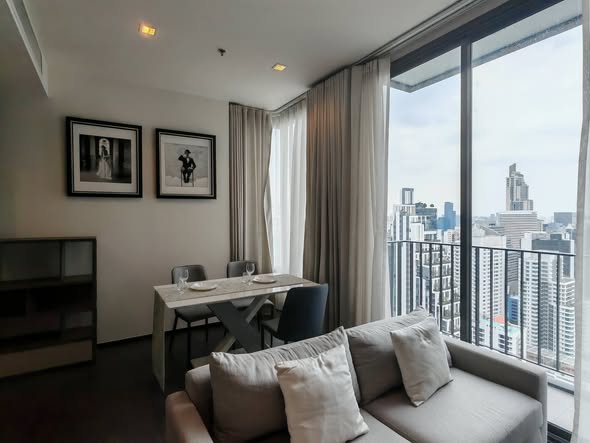 bedroom and living room of The Edge Sukhumvit 23