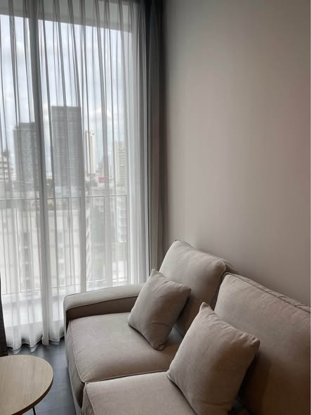 living room of The Edge Sukhumvit 23