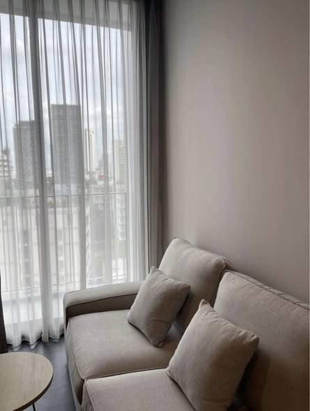 living room of The Edge Sukhumvit 23