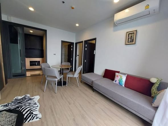 living room and bedroom of The Edge Sukhumvit 23