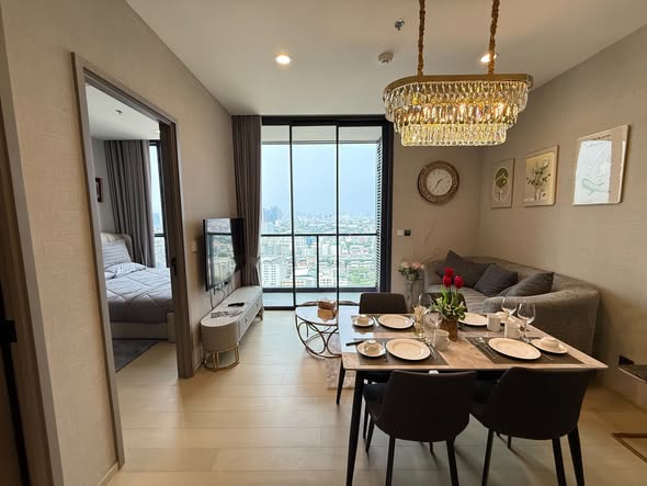 bedroom and room interior of THE EXTRO Phayathai-Rangnam
