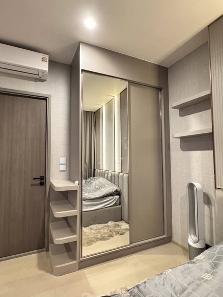 bedroom and room interior of THE EXTRO Phayathai-Rangnam