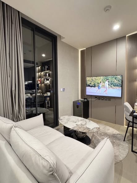 living room and bedroom of THE EXTRO Phayathai-Rangnam