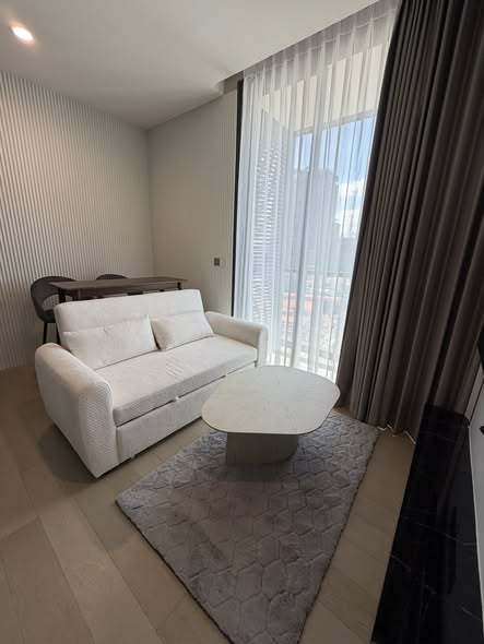 living room and bedroom of THE EXTRO Phayathai-Rangnam