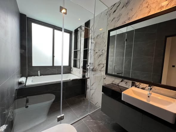 bathroom of The Gentry Phatthanakan – เดอะ เจนทริ พัฒนาการ