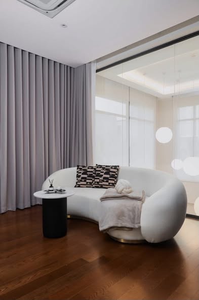bedroom and living room of เดอะ เจนทริ สุขุมวิท (THE GENTRY SUKHUMVIT 101)
