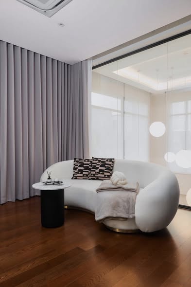 living room and bedroom and bathroom of เดอะ เจนทริ สุขุมวิท (THE GENTRY SUKHUMVIT 101)