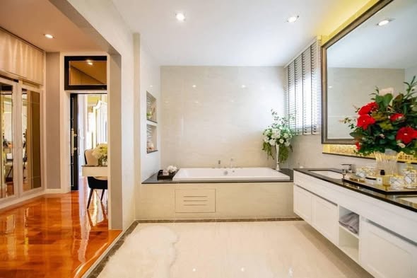 bathroom and kitchen of เดอะ แกรนด์ ลักซ์ บางนา-สวนหลวง THE GRAND LUX BANGNA- SUANLUANG